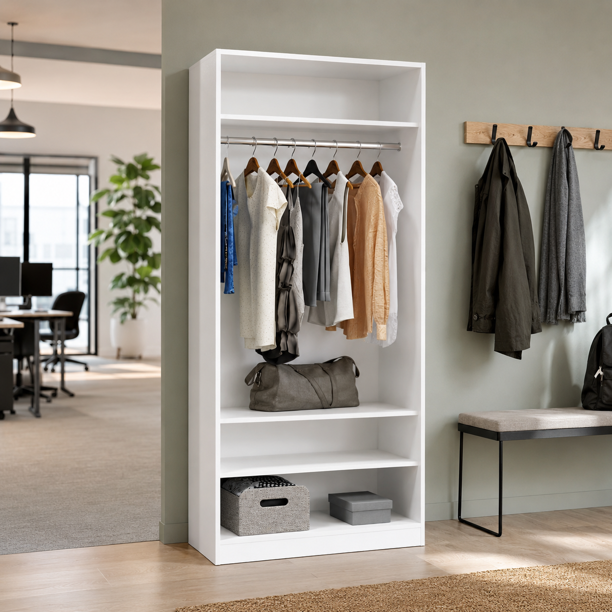 Offener Kleiderschrank mit Fächern und Kleiderstange