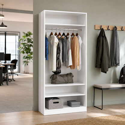 Offener Kleiderschrank mit Fächern und Kleiderstange