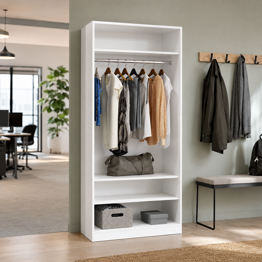 Offener Kleiderschrank mit Fächern und Kleiderstange