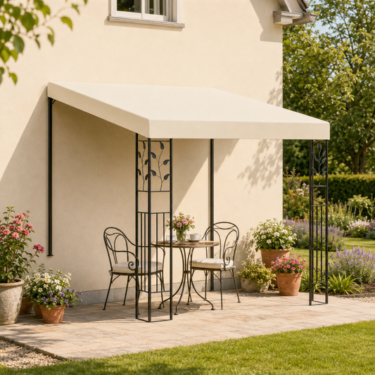Wand-Pavillon mit Zierelementen in den Pfosten