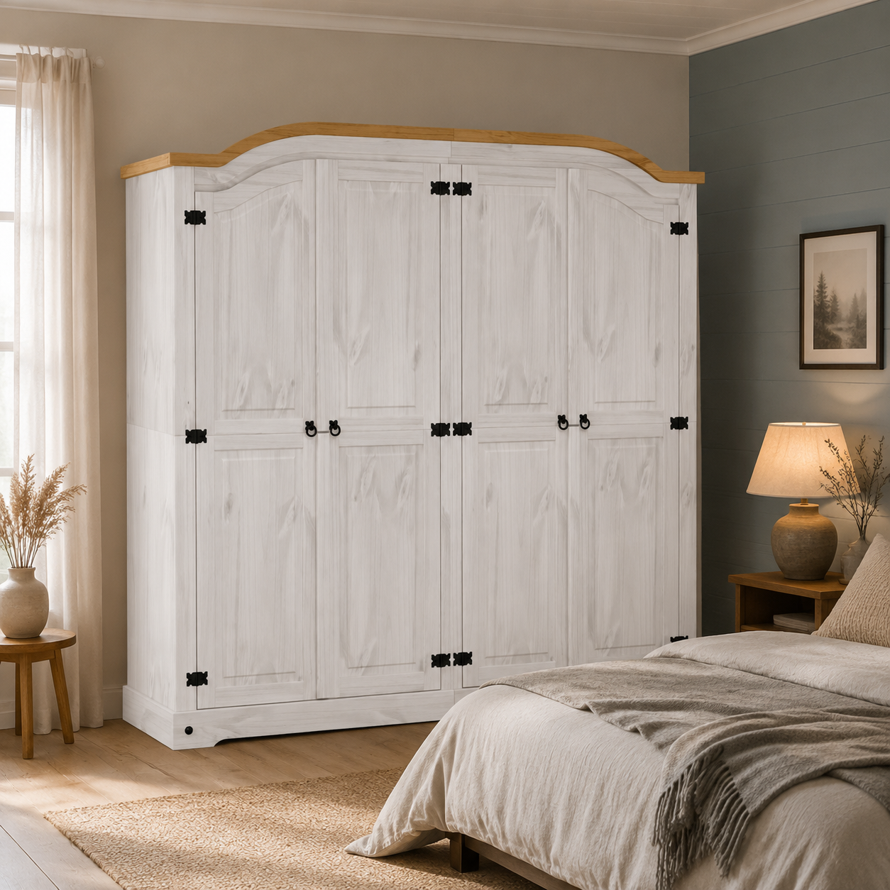 Klassischer Holzschrank "Corona" aus massiver Kiefer